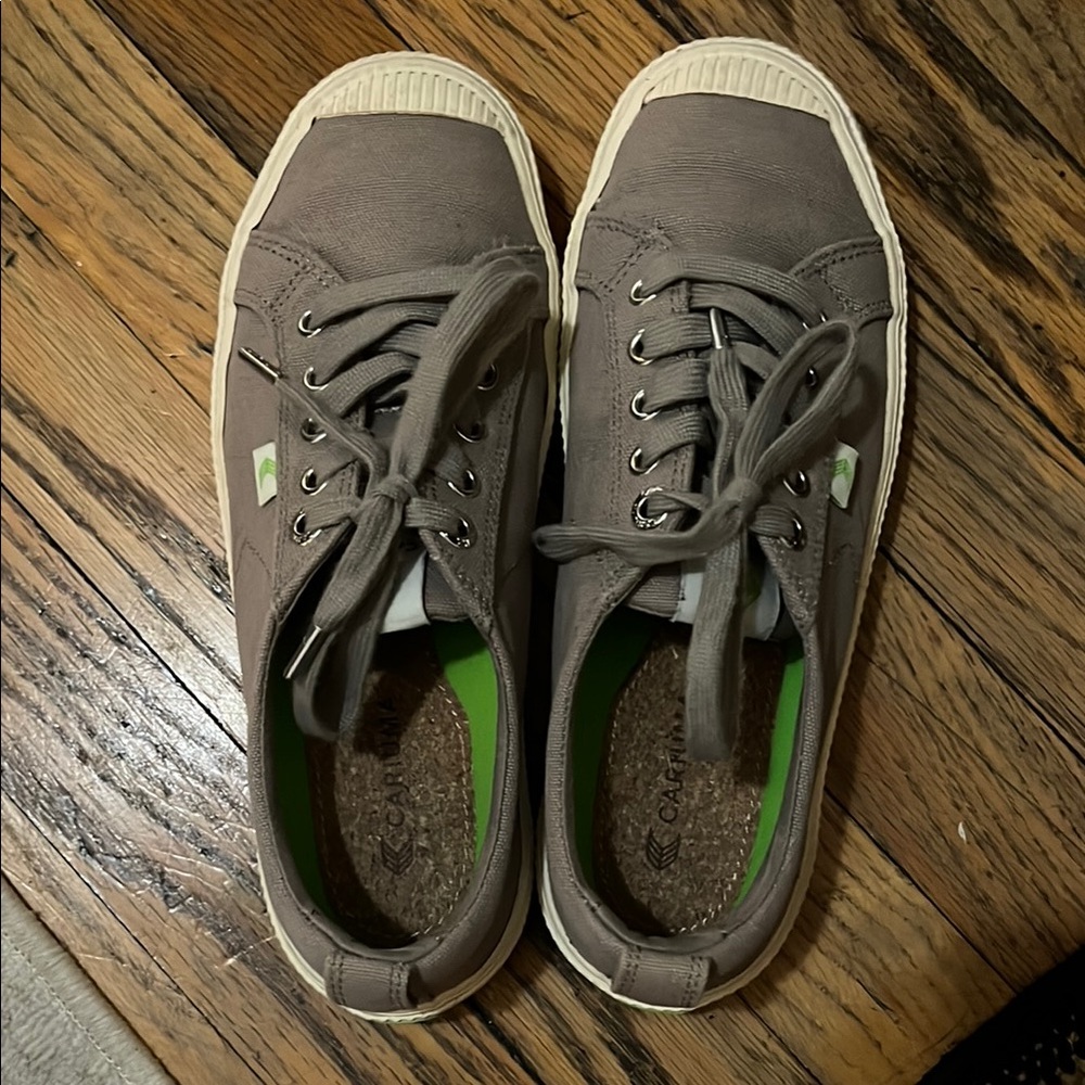 Cariuma Women’s Grey Sneakers